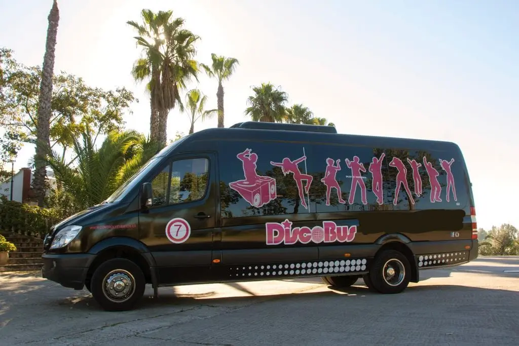 Discobus en rosa o negro para celebrar fiestas. En el interior iréis bailando con luces y música como en una auténtica discoteca sobre ruedas. Disponible en Madrid, Sevilla y Barccelona.